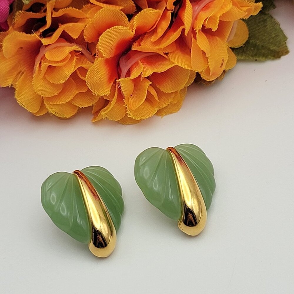 Vintage Gold Tone Faux Green Jade Heart Stud Earrings 11mm Pierced